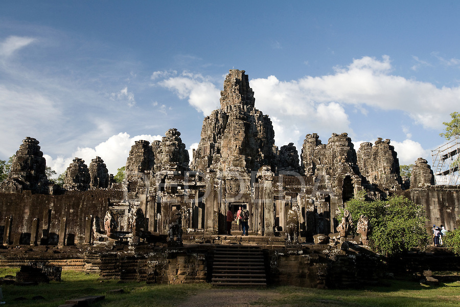 bayon-temple-angkor-thom-cambodia-tourists-4